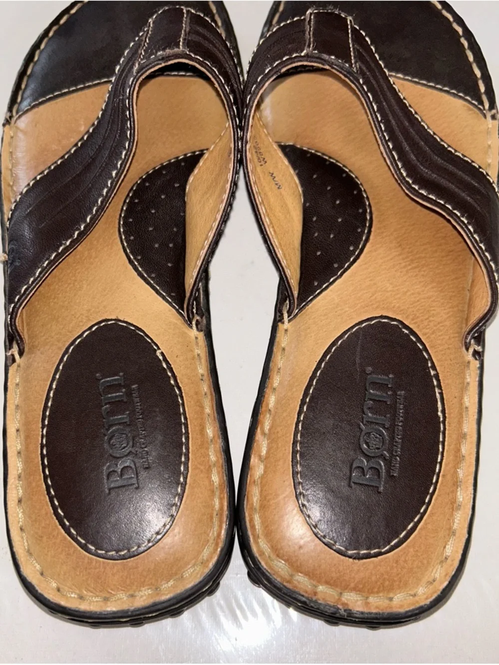 NWOB Born Woman’s Brown Leather Thong Flip Flop Sandal - Picture 2 of 10